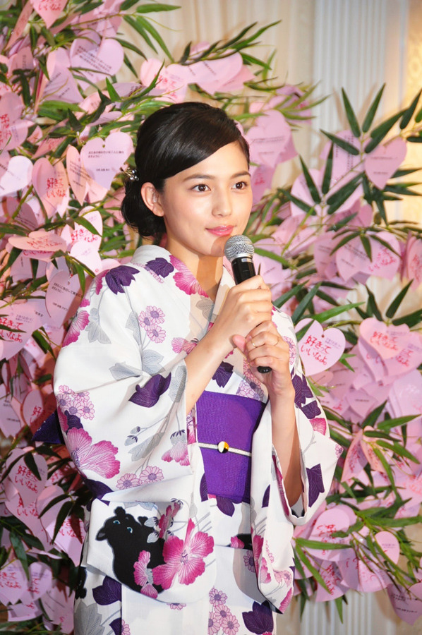 福士蒼汰 川口春奈が 七夕 に浴衣で登場 約1万人の 恋の短冊 に興味深々 4枚目の写真 画像 Cinemacafe Net 福士蒼汰 川口春奈が 七夕 に浴衣で登場 約1万人の 恋の短冊 に興味深々 4枚目の写真 画像 Cinemacafe Net