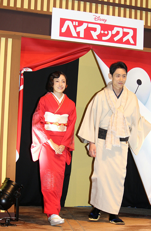 菅野美穂 小泉孝太郎 着物姿でお出迎え ディズニー ベイマックス トウキョウ で初披露 8枚目の写真 画像 Cinemacafe Net
