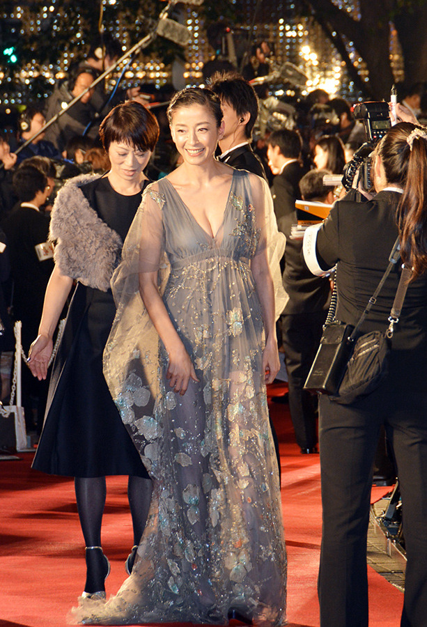 東京国際映画祭 宮沢りえ 菅野美穂 深津絵里 寒空の下で闘う女たちの ドレス 2枚目の写真 画像 Cinemacafe Net
