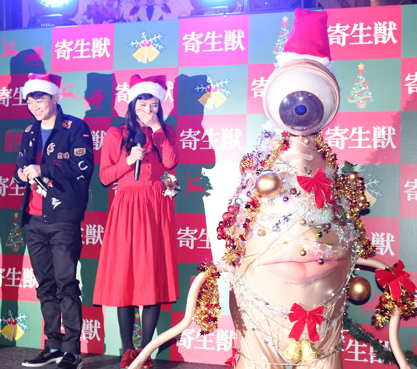 染谷将太 橋本愛 アントニオ猪木と 1 2 3 ダ 渋谷parco前で雄叫び 2枚目の写真 画像 Cinemacafe Net