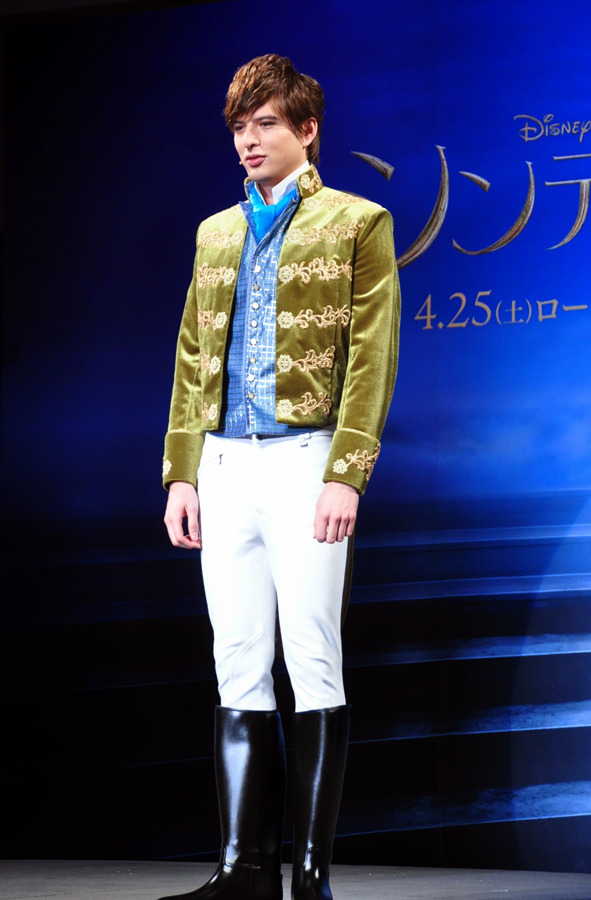 高畑充希 城田優が シンデレラ 白タイツ王子 コスプレで魔法合戦 3枚目の写真 画像 Cinemacafe Net