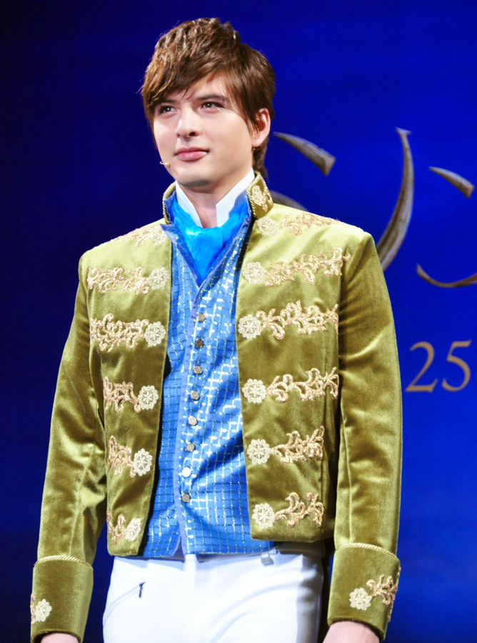 高畑充希 城田優が シンデレラ 白タイツ王子 コスプレで魔法合戦 7枚目の写真 画像 Cinemacafe Net