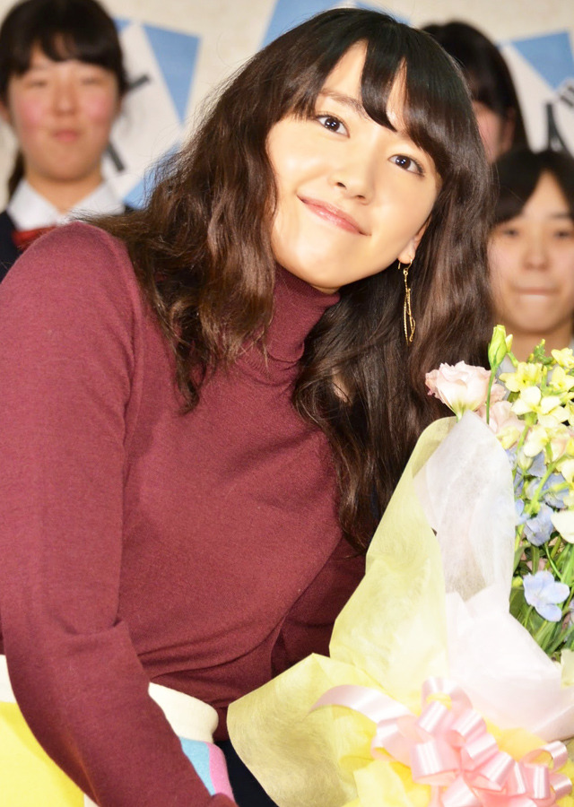 新垣結衣 中学校にサプライズ登場 思春期の悩みに返答 私も将来 決まってません 1枚目の写真 画像 Cinemacafe Net 新垣結衣 中学校にサプライズ登場 思春期の悩みに返答 私も将来 決まってません 1枚目の写真 画像 Cinemacafe Net