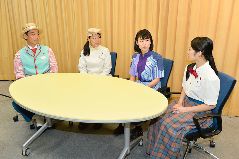 ディズニー Tdr初の公式 キャスト 本発売 最強集団 のおもてなしを徹底解説 5枚目の写真 画像 Cinemacafe Net ディズニー Tdr初の公式 キャスト 本発売 最強集団 のおもてなしを徹底解説 5枚目の写真 画像 Cinemacafe Net