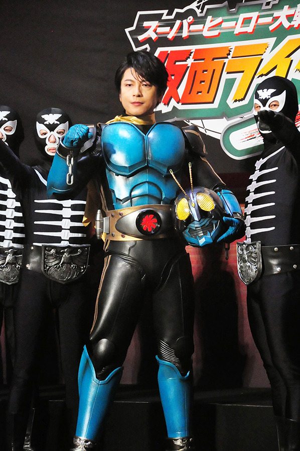 及川光博、仮面ライダー3号のスーツに感激! ショッカー軍団のセンターでポーズ 13枚目の写真・画像