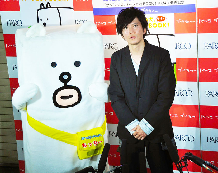 画伯 田辺誠一 自ら生み出した かっこいい犬 もっちー 実物 と競演 3枚目の写真 画像 Cinemacafe Net