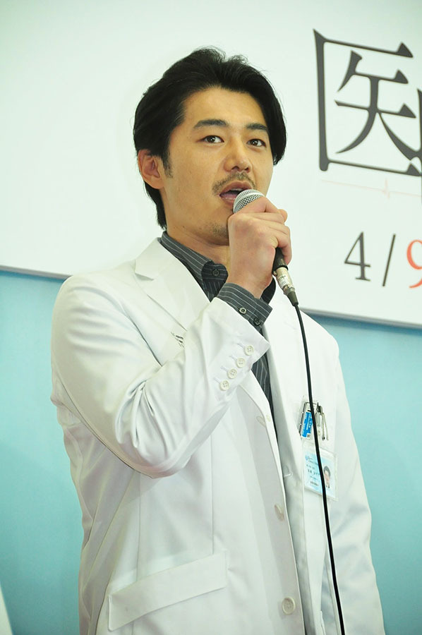 斎藤工 石田ゆり子との抱擁シーンは 浣腸を待つような姿勢 13枚目の写真 画像 Cinemacafe Net