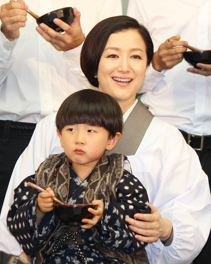 おかあさん 鈴木京香 14人の子どもたちに冷た いおしるこを振る舞う 7枚目の写真 画像 Cinemacafe Net おかあさん 鈴木京香 14人の子どもたちに冷た いおしるこを振る舞う 7枚目の写真 画像 Cinemacafe Net