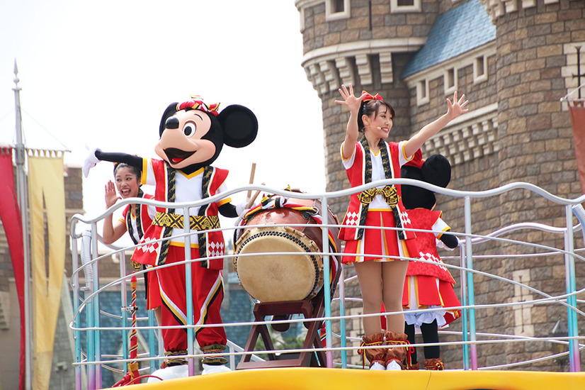 ディズニー ミッキー音頭を一緒に踊ろう おんどこどん でパーク満喫 6枚目の写真 画像 Cinemacafe Net ディズニー ミッキー音頭を一緒に踊ろう おんどこどん でパーク満喫 6枚目の写真 画像 Cinemacafe Net