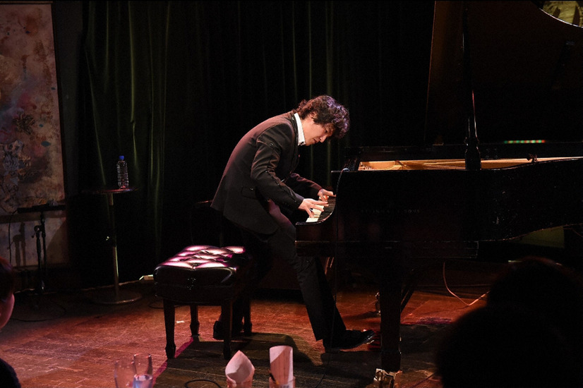 ピアニスト 清塚信也 コウノドリ での綾野剛の完璧主義を明かす 2枚目の写真 画像 Cinemacafe Net