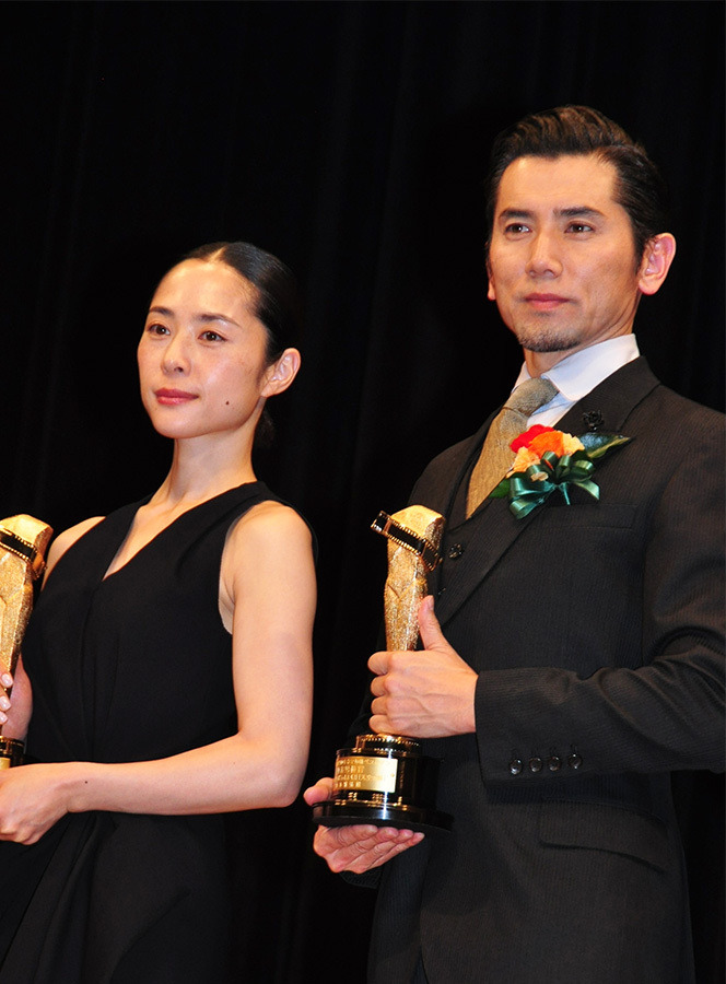 本木雅弘 本妻 深津絵里と 愛人 黒木華が表彰式であわや鉢合わせでヒヤヒヤ 8枚目の写真 画像 Cinemacafe Net