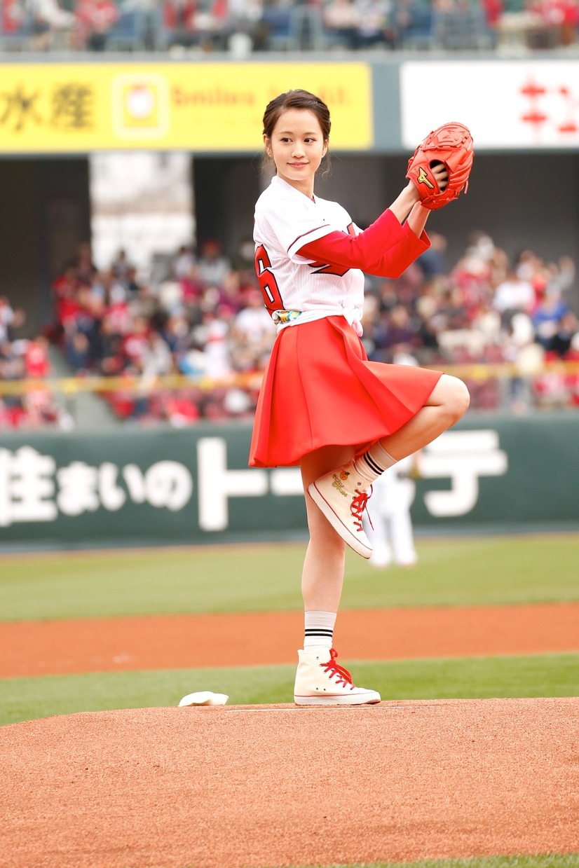 前田敦子 ミニスカ 生足で 単独初 始球式 モヒカン故郷に帰る 2枚目の写真 画像 Cinemacafe Net