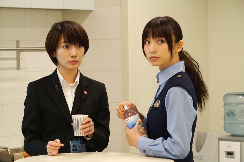 篠田麻里子 自身初の制服警官姿 ロングヘア披露 波瑠と初共演 On 4枚目の写真 画像 Cinemacafe Net