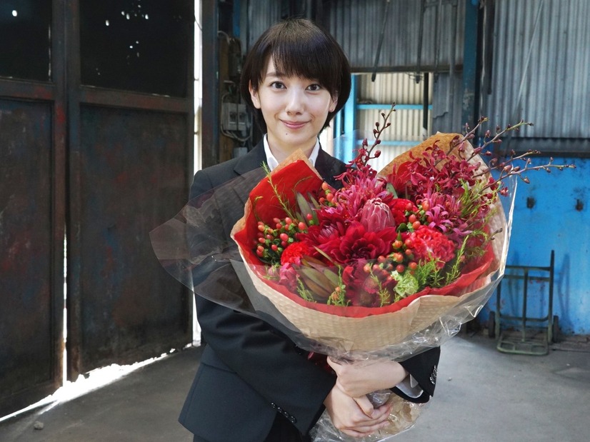 波瑠、「ON」クランクアップ! 難役演じきり達成感のスマイル 1枚目の写真・画像