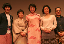 かもめ食堂 小林聡美 片桐はいり もたいまさこ完成披露試写会舞台挨拶 3枚目の写真 画像 Cinemacafe Net