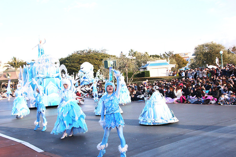 ディズニー 大勢のキャラが登場する楽しいパレード フローズンファンタジーパレード 鑑賞ガイド 枚目の写真 画像 Cinemacafe Net