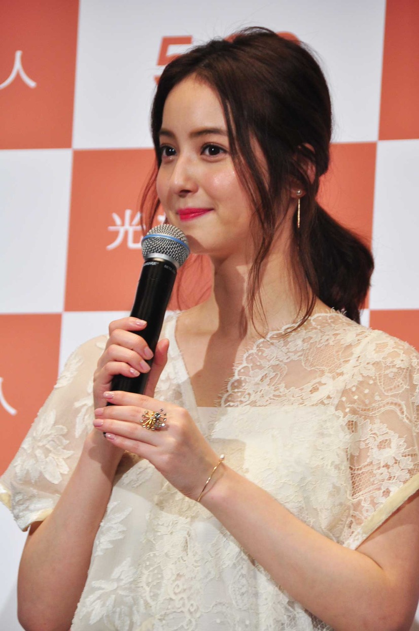 佐々木希 結婚後初の公の場で質問の嵐 指輪も式の予定も 忙しくてまだ 3枚目の写真 画像 Cinemacafe Net