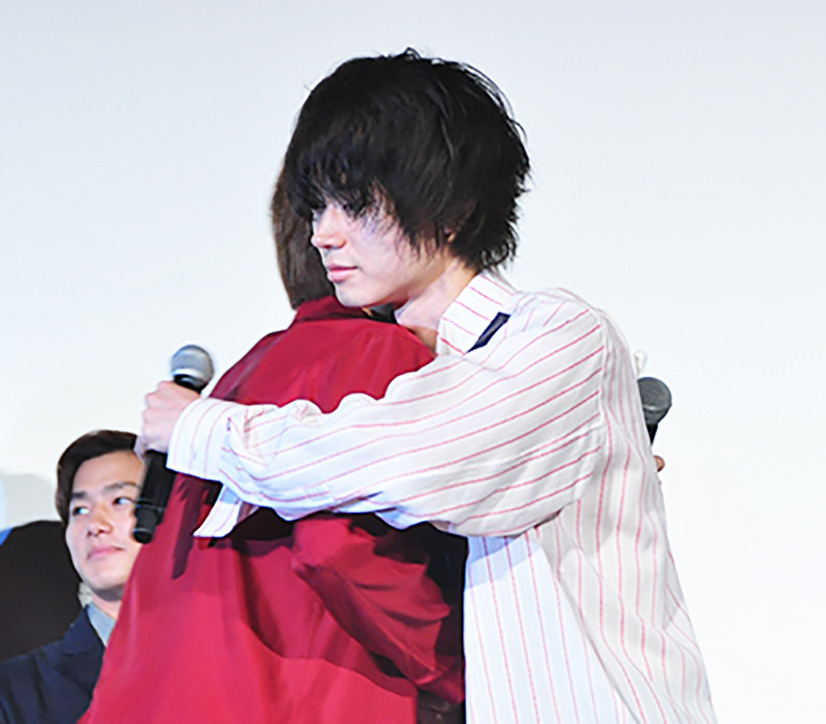 野村周平が菅田将暉に感謝の(?)キス! 劇場は悲鳴と歓声 9枚目の写真・画像