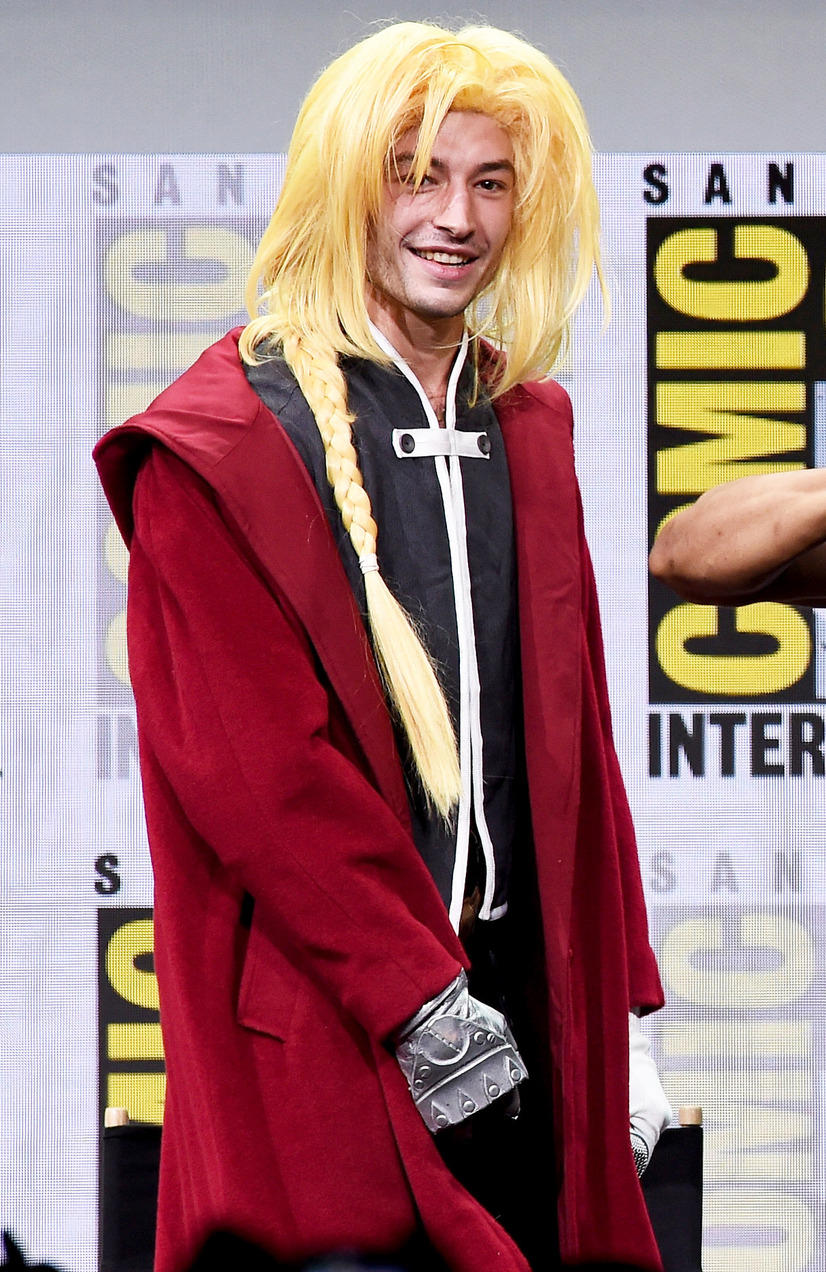 G ガドット ミニワンダーウーマンと対面 E ミラーは ハガレン コス 2枚目の写真 画像 Cinemacafe Net