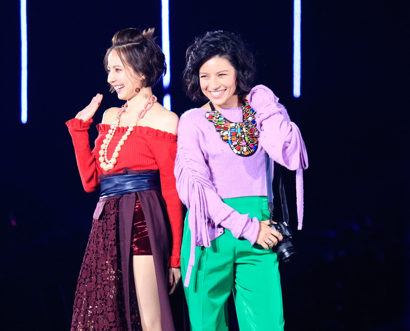 第25回東京ガールズコレクションa W ベッキー ジェシカ姉妹が 仲良し ランウェイ 5枚目の写真 画像 Cinemacafe Net