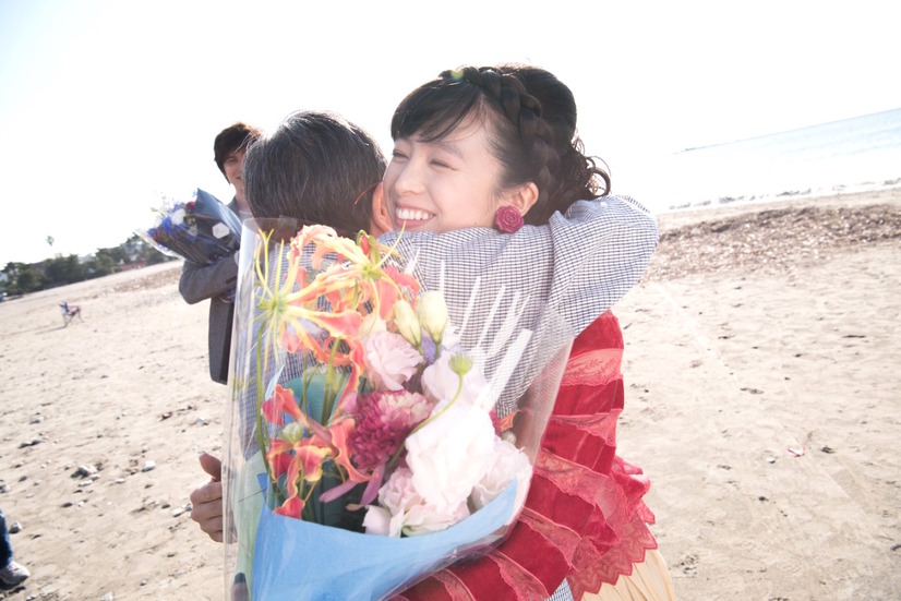 清野菜名 城田優のお姫さま抱っこ 涙のクランクアップ 感無量です 6枚目の写真 画像 Cinemacafe Net