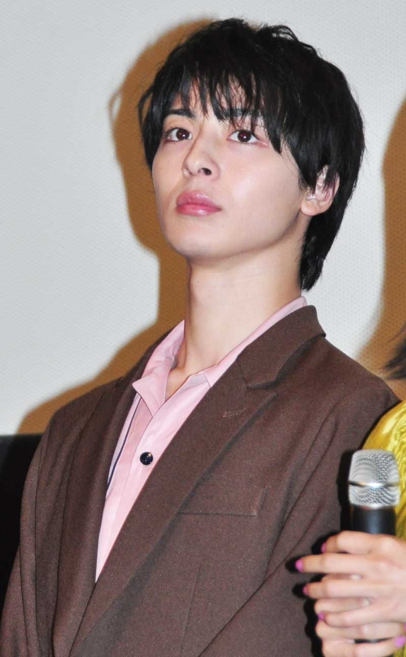 小瀧望 実家に帰ると家族からモテモテ 姉に抱きつかれる 2枚目の写真 画像 Cinemacafe Net