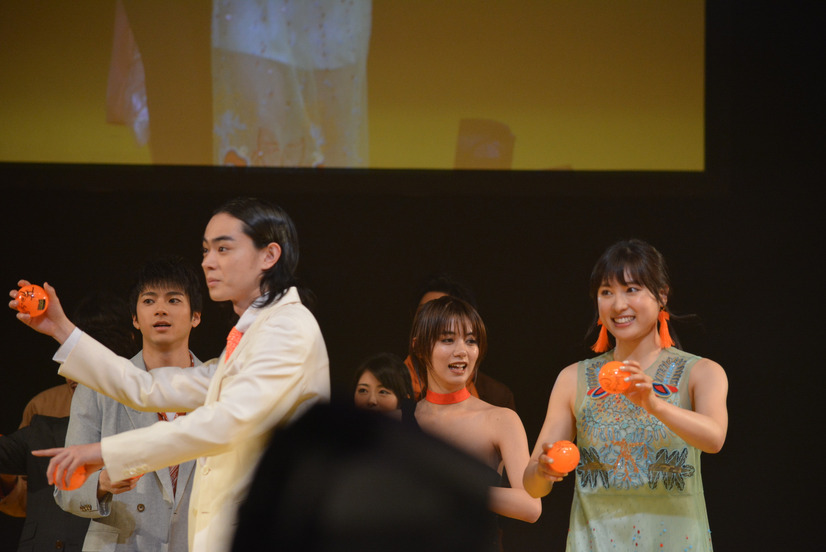 菅田将暉 土屋太鳳 古川雄輝らがランウェイを 豪華 いちゃいちゃ歩き 5枚目の写真 画像 Cinemacafe Net