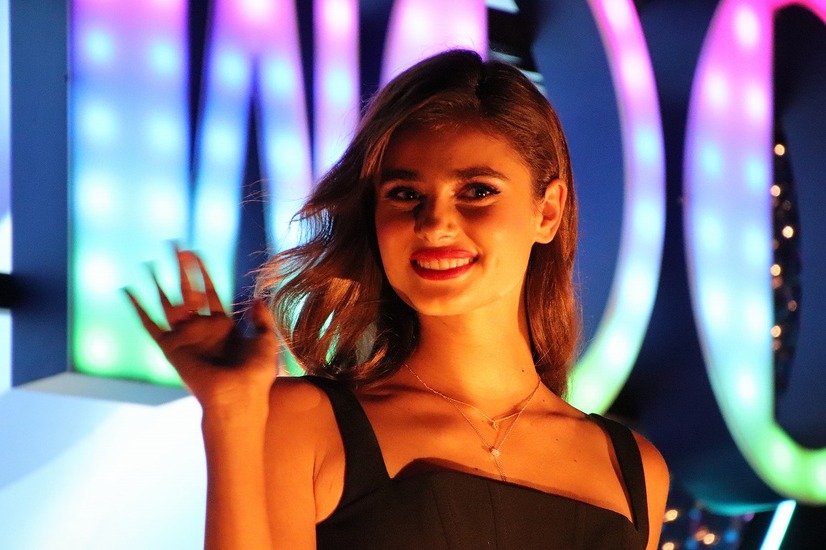 Usj テイラー ヒル 栗山千明が豪華共演 新ナイトパレードの先頭フロートに華々しく登場 3枚目の写真 画像 Cinemacafe Net