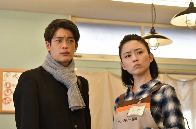 佐藤健の“おでこキス”に「反則」の声…「義母と娘のブルース」最終回 4枚目の写真・画像