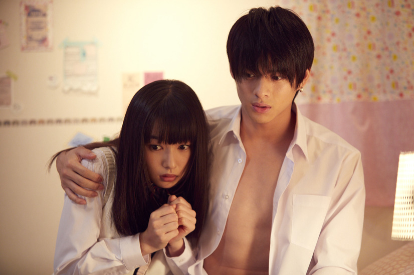 平野紫耀 シャツからチラリ 桜井日奈子を抱き寄せ ういらぶ 1枚目の写真 画像 Cinemacafe Net