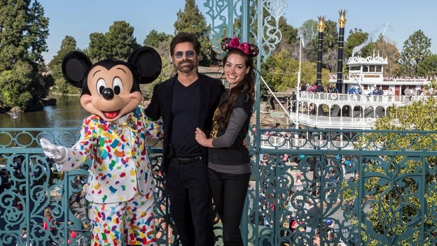 海外ディズニー ジェシーおいたん ジョン ステイモス 最初の結婚記念日はミッキーと過ごす 1枚目の写真 画像 Cinemacafe Net