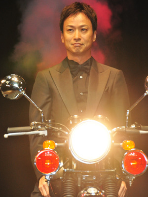 関ジャニ丸山 金色シャツのタキシードで登場 映画初出演でワイルドな魅力を発揮 8枚目の写真 画像 Cinemacafe Net 関ジャニ丸山 金色シャツのタキシードで登場 映画初出演でワイルドな魅力を発揮 8枚目の写真 画像 Cinemacafe Net