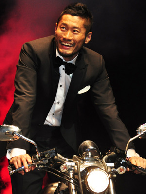 関ジャニ丸山 金色シャツのタキシードで登場 映画初出演でワイルドな魅力を発揮 10枚目の写真 画像 Cinemacafe Net