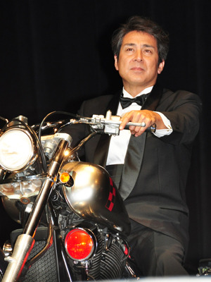 関ジャニ丸山 金色シャツのタキシードで登場 映画初出演でワイルドな魅力を発揮 11枚目の写真 画像 Cinemacafe Net 関ジャニ丸山 金色シャツのタキシードで登場 映画初出演でワイルドな魅力を発揮 11枚目の写真 画像 Cinemacafe Net