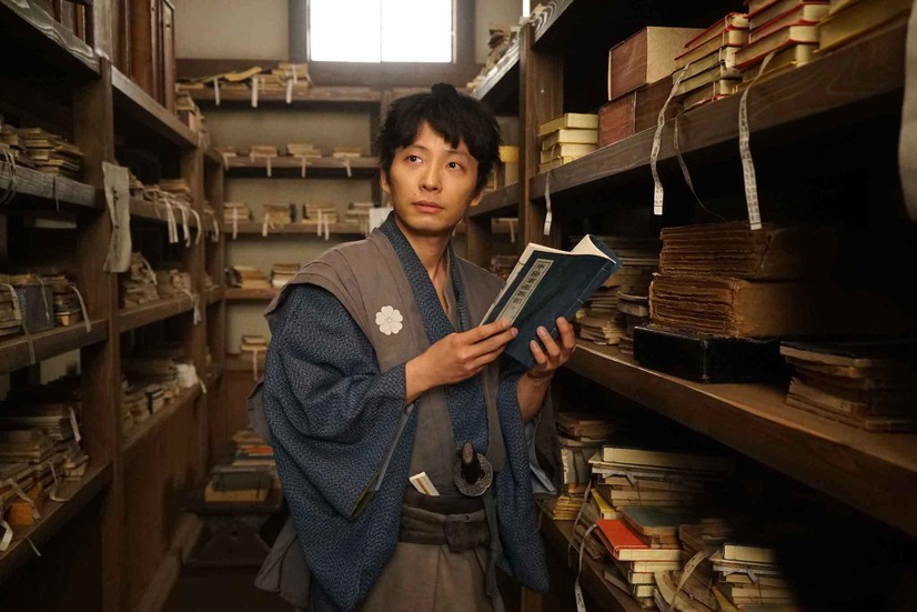 星野源、高橋一生をおんぶで坂ダッシュ!『引っ越し大名!』鍛錬シーン入手 2枚目の写真・画像