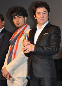 濃い顔俳優論争に終止符 惜しくも2位の阿部寛は 悔しい と言いつつ満面の笑み 3枚目の写真 画像 Cinemacafe Net