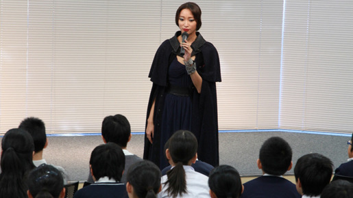 妖怪教師 ベラ 青山学院に現る 杏が小学生250人に課外授業 2枚目の写真 画像 Cinemacafe Net