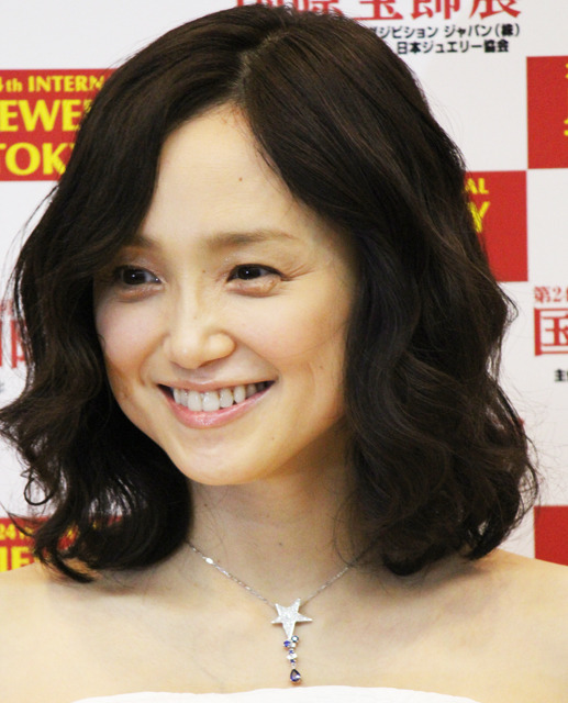 特集 ジュエリー ガール 永作博美 40代部門 大人可愛い 純白の輝き 11枚目の写真 画像 Cinemacafe Net 特集 ジュエリー ガール 永作博美 40代部門 大人可愛い 純白の輝き 11枚目の写真 画像 Cinemacafe Net