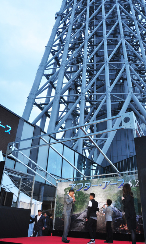 ウィル・スミス、東京スカイツリーの真下で息子と一緒にラップ披露！ 8 