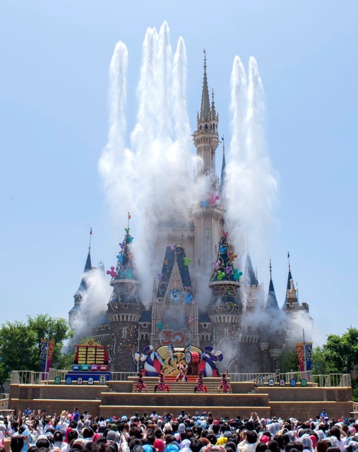 東京ディズニーリゾートで 熱い お祭りがスタート 華麗なショーでゲストはずぶ濡れ 3枚目の写真 画像 Cinemacafe Net