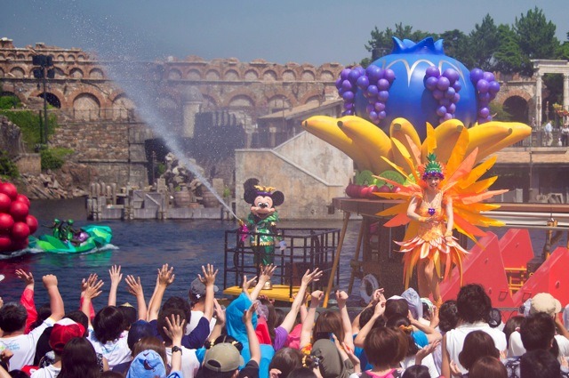 東京ディズニーリゾートで 熱い お祭りがスタート 華麗なショーでゲストはずぶ濡れ 5枚目の写真 画像 Cinemacafe Net