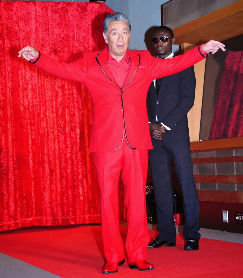 高田純次、全身真っ赤でアフレコに臨むもテキトー発言連発! 7枚目の写真・画像