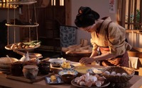 松本穂香、包丁さばきから料理に奮闘『みをつくし料理帖』メイキング映像 画像