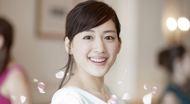 綾瀬はるかが思わず ニンマリ する香り 天真爛漫っぷりと色気が漂う新cm Cinemacafe Net