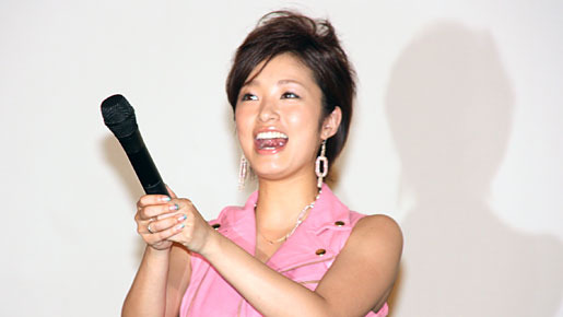 1 000人の嫉妬を背負って 上戸彩が赤西仁にあげた誕生日プレゼントは Cinemacafe Net