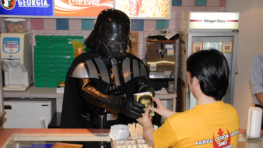 ダース ベイダーが映画館バイト アニメ版 スター ウォーズ 興奮の先行上映 Cinemacafe Net