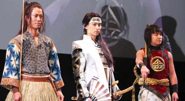 松田翔太 桐谷健太 濱田岳が 英雄 コスチュームで登場 Au発表会15 Cinemacafe Net