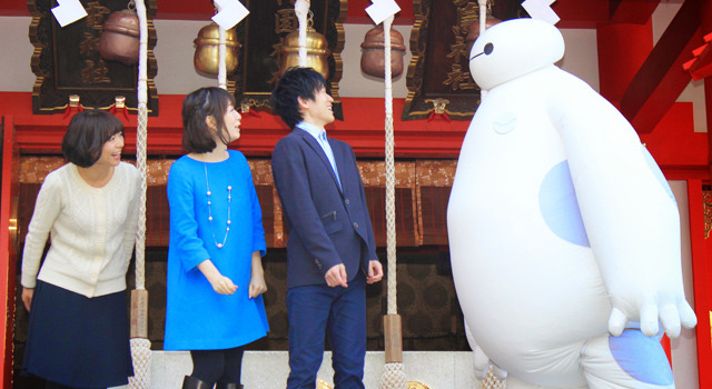 ベイマックスが アカデミー賞 祈願 新宿 花園神社参拝でペコリ Cinemacafe Net