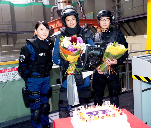 向井理 綾野剛 Wバースデーをサプライズで祝福 密かに期待していた Cinemacafe Net