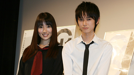 本郷奏多 死体の載った本を読み込んだ ダークな制服姿に向け黄色い声援飛び交う Cinemacafe Net